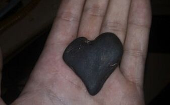 pierre en forme de cœur comme talisman porte-bonheur