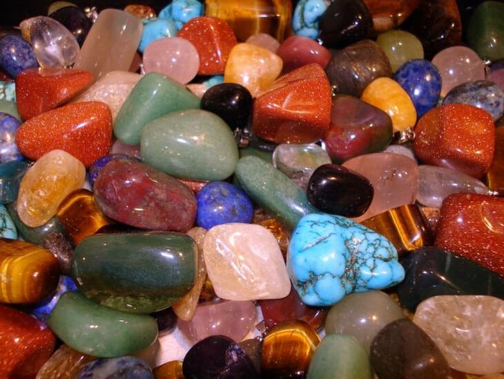 pierres de couleur comme talismans porte-bonheur