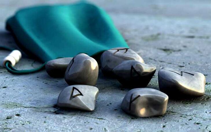 Sac avec des runes comme amulette pour la chance.